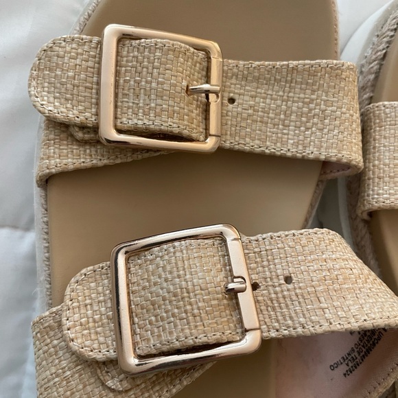 Steve Madden NYC Women's Tan Soft Raffia Sandals w/ Gold Buckle Size 8 - Picture 6 of 7